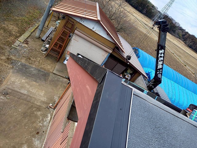 瓦屋根葺き替え工事のケラバ水切りの取り付けが完了