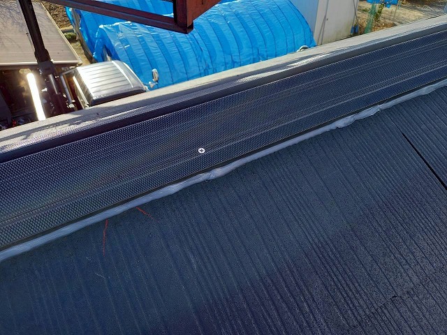 樹脂貫板とコロニアル屋根との取り合い部へのコーキング処理が完了