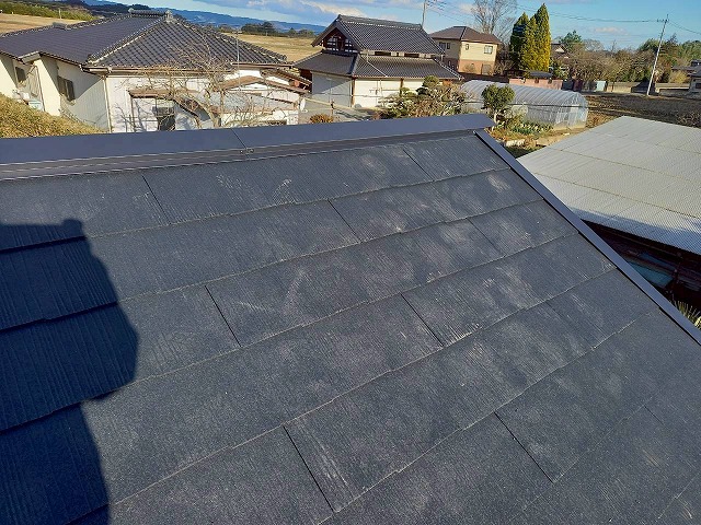 屋根葺き替え工事の棟板金設置が完了した状況