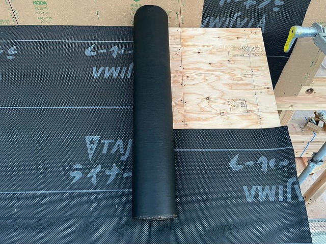 新築住宅屋根仕上げ工事の下屋根への防水シート敷設