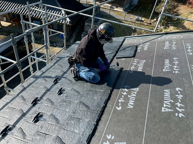 「ROOGA（ルーガ）鉄平」を釘打ち固定している屋根職人