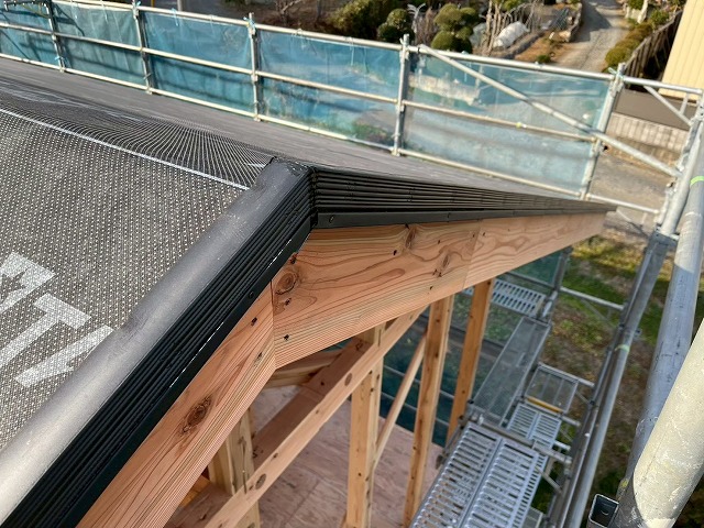 新築住宅屋根仕上げ工事で樹脂製ののぼり木取り付けが完了