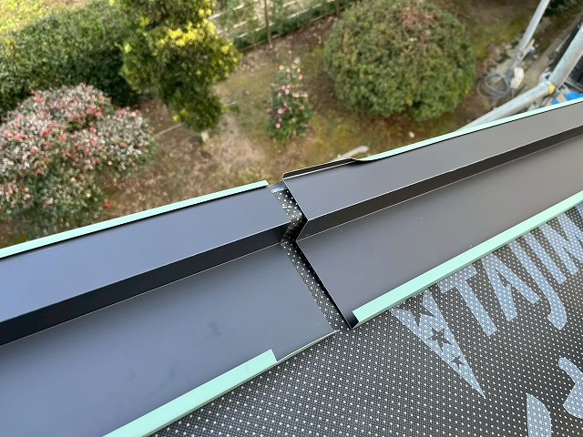 新築住宅屋根仕上げ工事の捨て水切りジョイント部の納まり