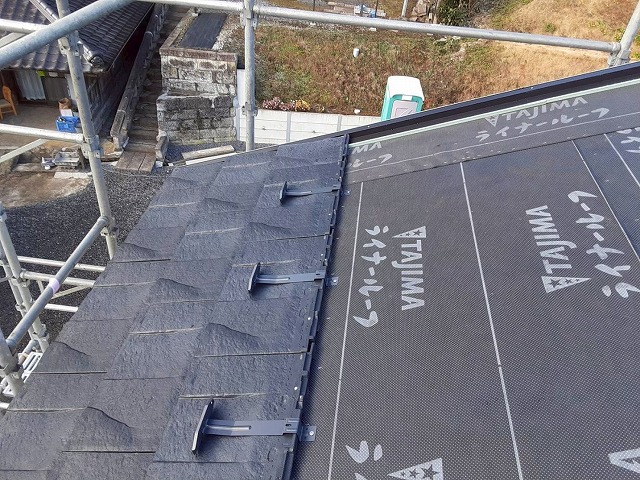 新築住宅屋根工事の雪止め金具取り付け状況