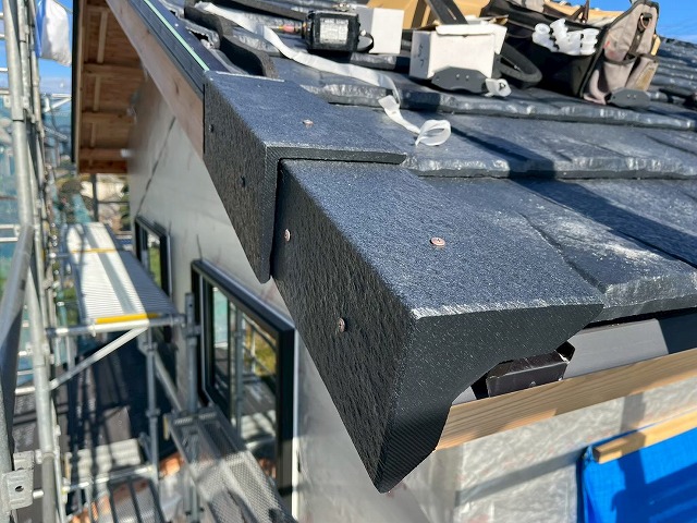 新築住宅屋根工事でケラバ同質役物をステンレスビスで固定