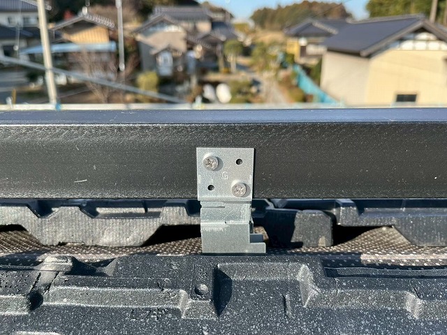 「ROOGA（ルーガ）鉄平」の専用受け金具に樹脂製棟桟をビス固定