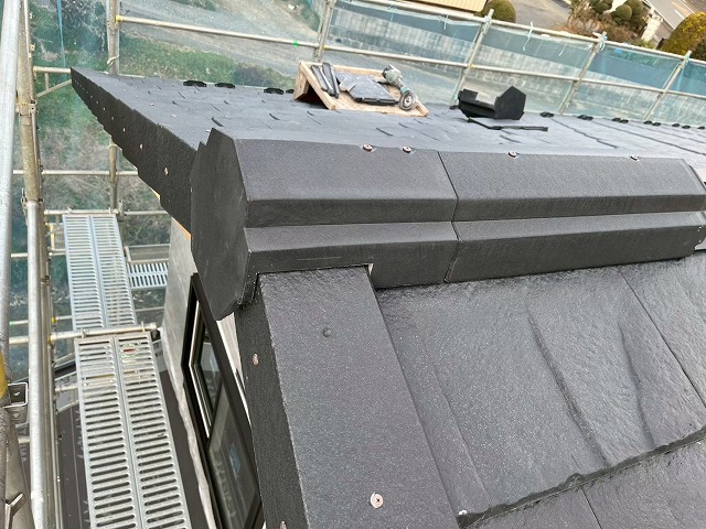 新築住宅屋根工事の「棟巴」役物の設置工程