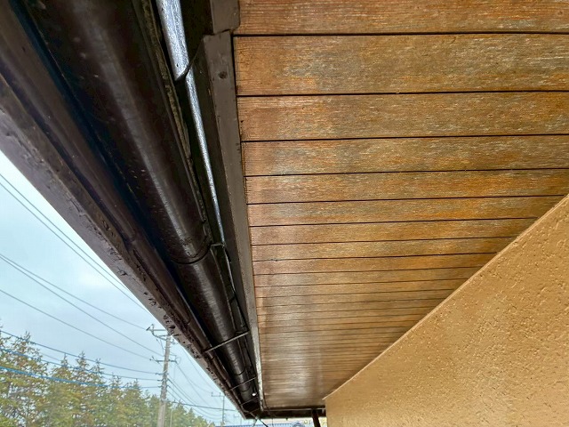 樋隠しが設置されている雨樋を下から確認した劣化状況