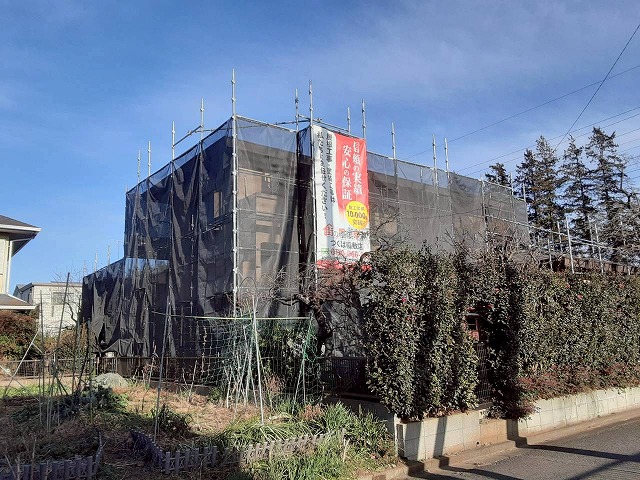 雨樋交換工事の足場設置が完了