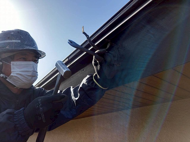 雨樋交換工事の軒樋の受け金具取り外し状況