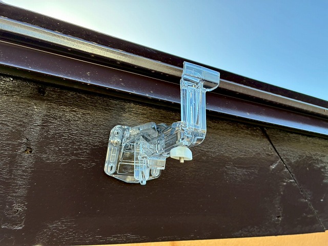 雨樋交換工事の軒樋吊具の取り付けが完了した状況