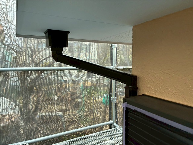 雨樋交換工事の軒天に取り付けた集水器と竪樋との接続状況