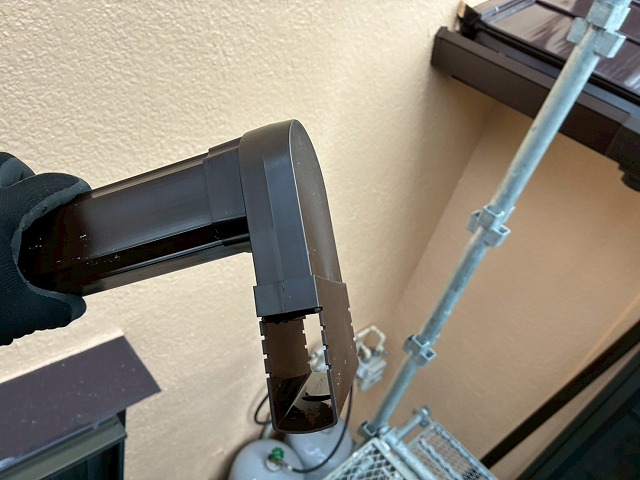 雨樋交換工事で使用する水下エルボ部材