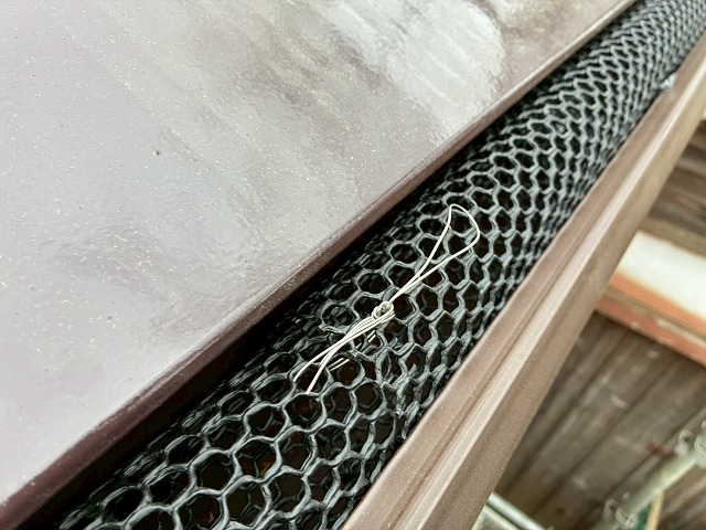 雨樋交換工事で落ち葉除けのネットを針金でくくり付けた状況