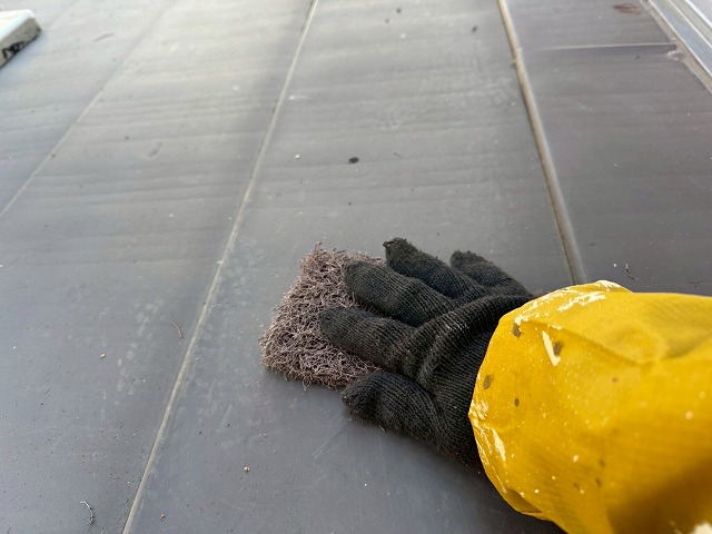 金属屋根塗装工事の塗装工程前に行ったケレン作業