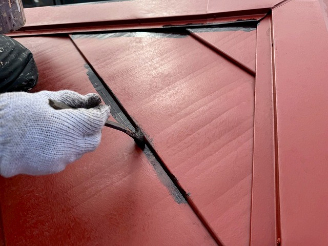 金属屋根塗装工事中塗り工程の屋根材の重なり部分へのダメ込み