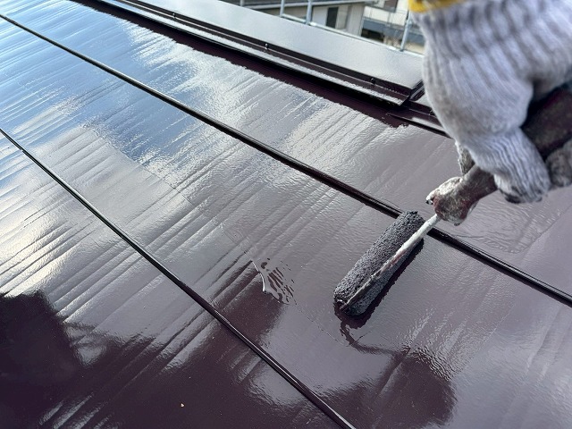 金属屋根塗装工事3回塗りの上塗り工程