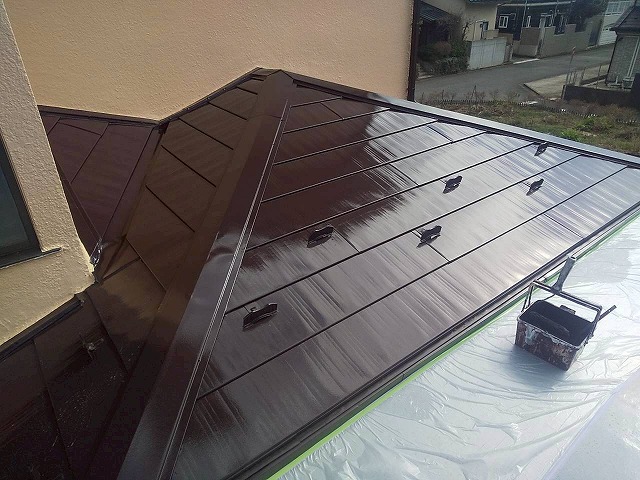 金属屋根塗装工事の色ツヤが整った高品質な仕上がり