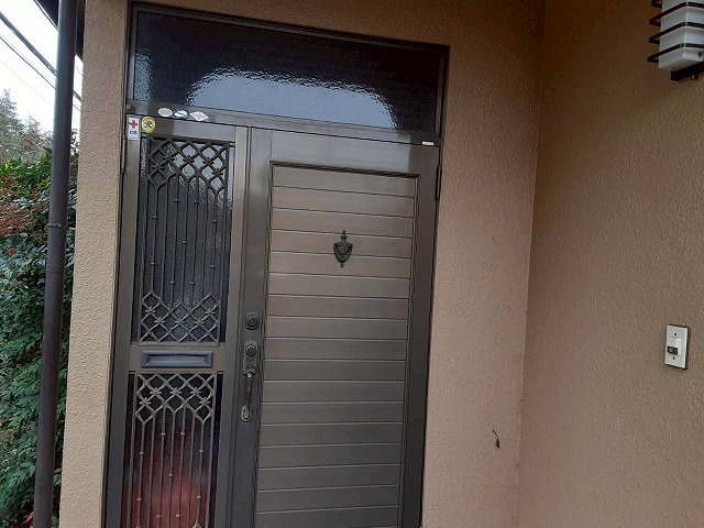 モルタル塗り外壁の色あせなどを確認した現場調査