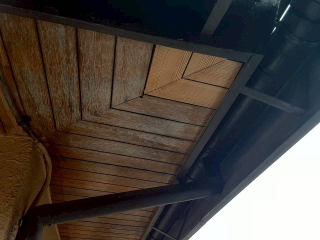 住宅の現場調査で木製の軒天に塗膜剥がれを確認