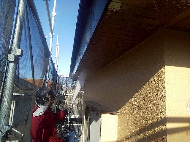 モルタル外壁塗装工事の軒天への高圧洗浄作業