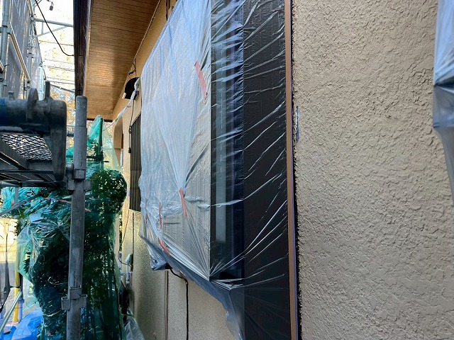 モルタル外壁および付帯部塗装工事で境界の直線を出して行った養生作業