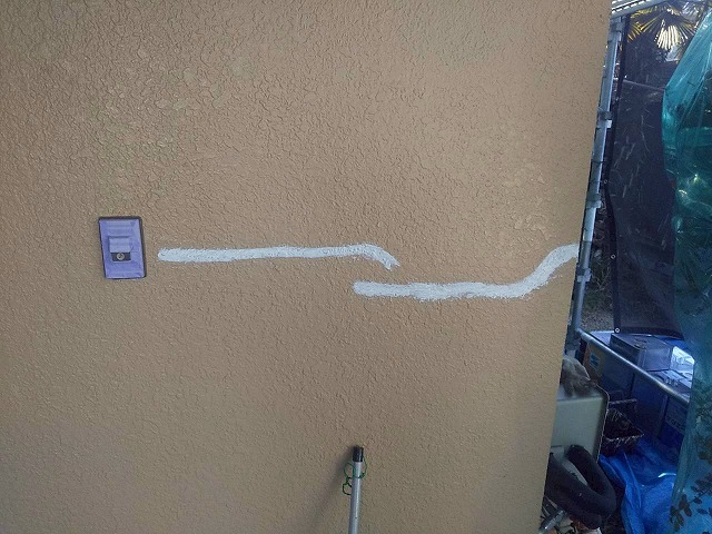 モルタル外壁塗装工事のひび割れ補修完了状況