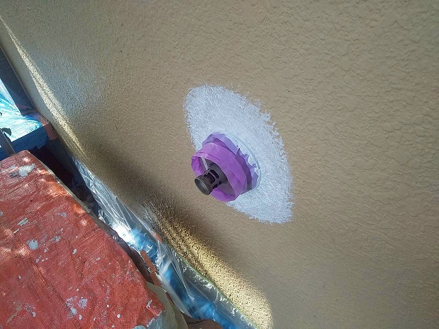 モルタル外壁塗装工事の微弾性フィラーを用いたダメ込み