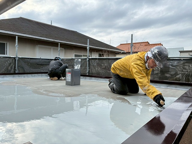 陸屋根防水工事のウレタン防水材による防水層の構築