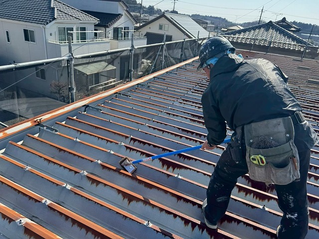 アパート折板屋根塗装工事のケレン棒による目荒らし