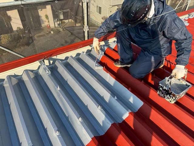 アパート折板屋根塗装工事の「ハイパーユメロックルーフ」による中塗り施工