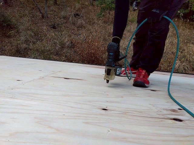 別荘建物屋根葺き替え工事で構造用合板を野地板に釘留めしている様子