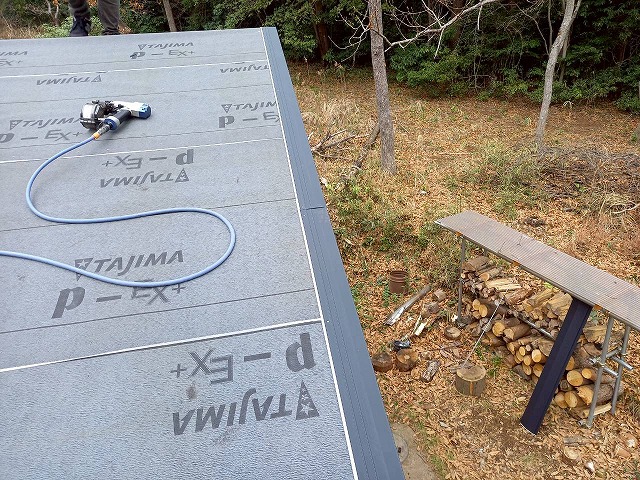 屋根葺き替え工事でケラバへの水切り部材の取り付けが完了