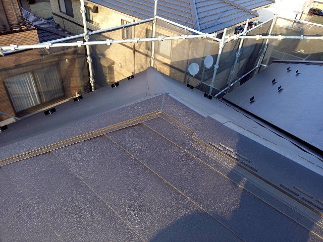 SGL鋼板屋根「スーパーガルテクトト」による屋根カバー工事の完成仕上がり