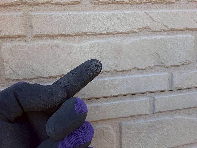 住宅の現場調査でサイディング外壁のチョーキングを確認