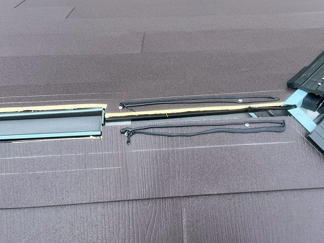 貫板の取り付け位置へ捨てコーキングを打ち込んでいる様子