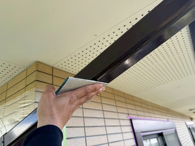 雨樋塗装工事のケレン処理の施工状況