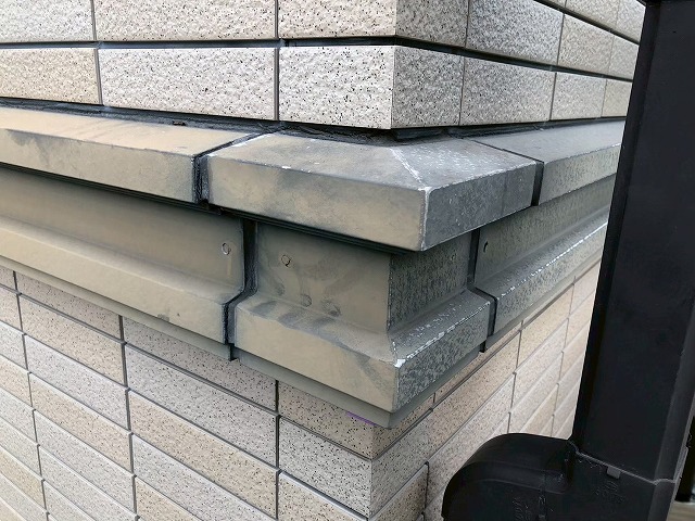 ケレンによる下地処理が完了した幕板出隅部の状態