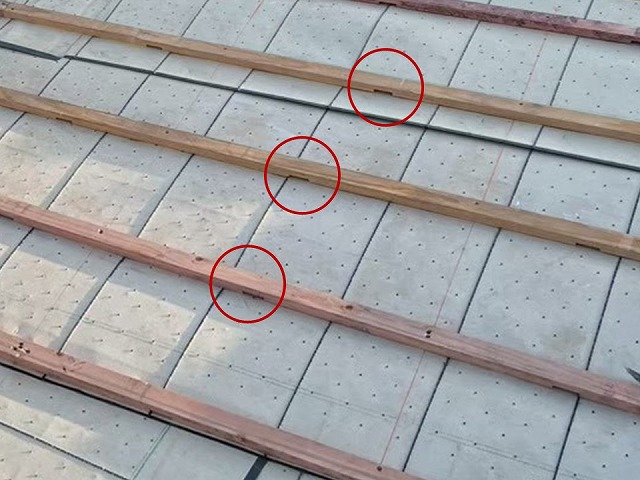水抜き用切り欠き加工が施された瓦桟の取り付け状況