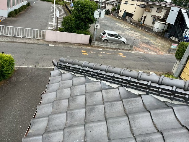 下屋根の隅棟に新しい漆喰を詰め込んだ状態の全景