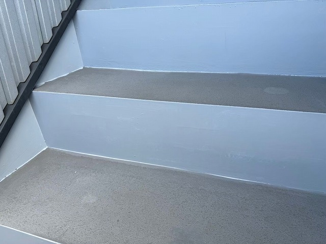 アパート屋外階段蹴込みの鉄部にエスケーエポサビαによる下塗りが完了