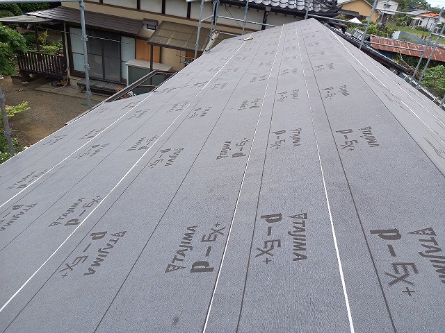 屋根葺き替え工事の防水シート張り工程がｋ完了した状況