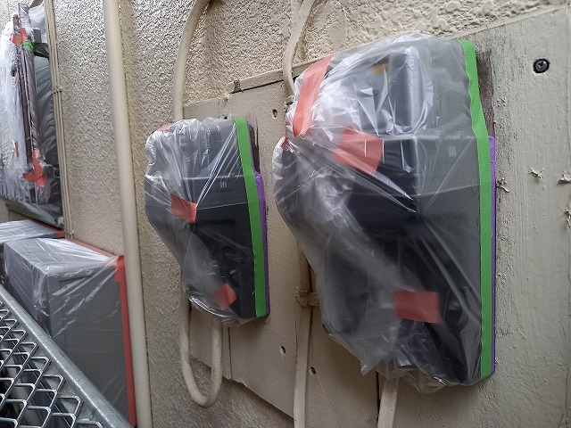 外壁塗装工事の電気メーターへのマスカー養生