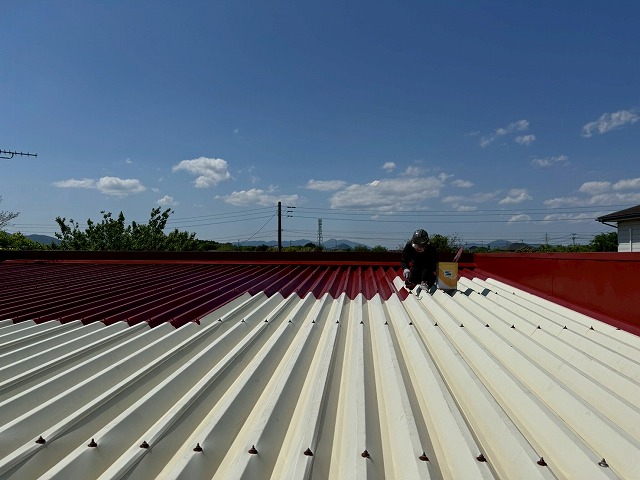 折板屋根塗装工事のSKマイルドボーセイを用いた施工状況