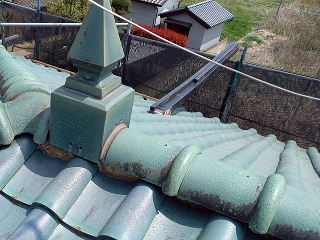 ガイドライン工法による屋根耐震工事を行う屋根漆喰の変色やひび割れ