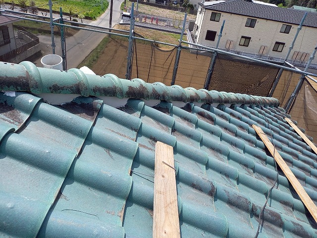 屋根耐震のための棟瓦取り直し工事の7寸丸瓦復旧が完了