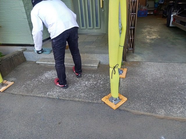 屋根棟瓦取り直し工事後の玄関前の清掃状況