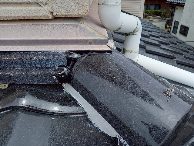 下屋根部棟取り直し工事の雨押え板金下の隙間へのコーキング処理