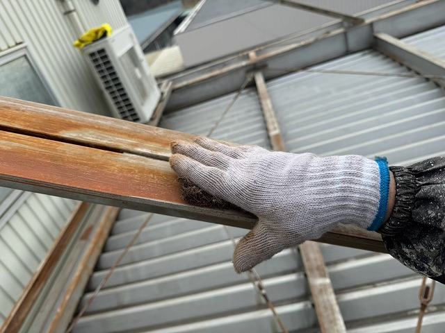 倉庫建物鉄骨塗装工事の研磨用たわしによるケレン処理