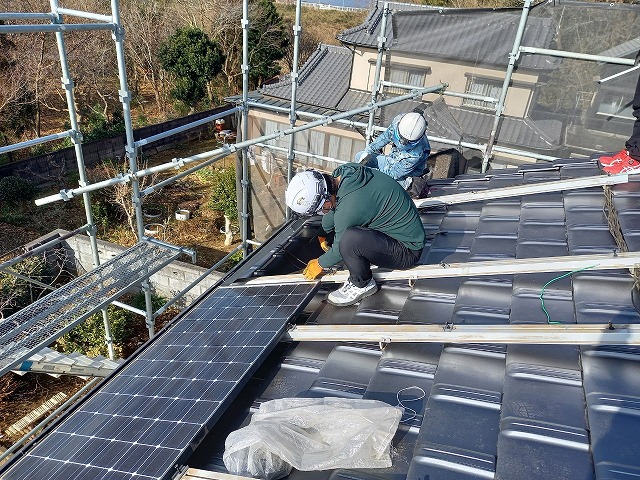 屋根葺き替え工事で架台に太陽光パネルを設置している状況